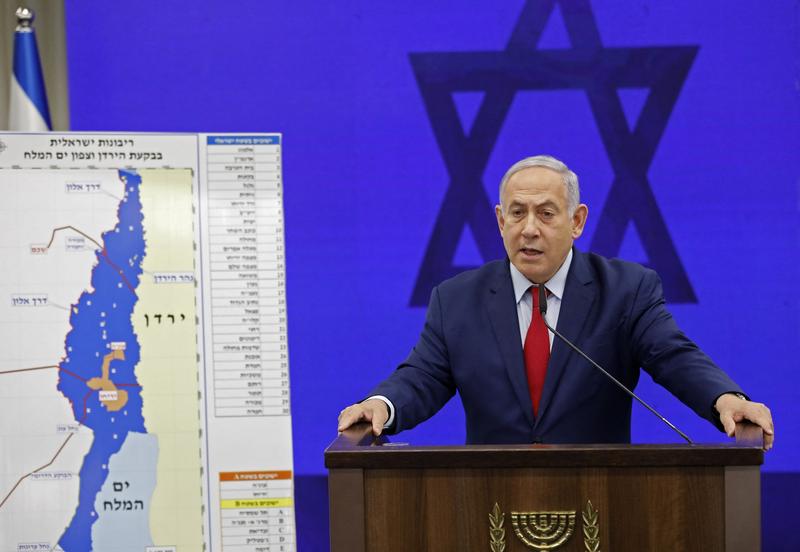 Benjamin Netanyahu in fata unei harti a Vaii Iordanului, Foto: Menahem Kahana / AFP / Profimedia Images