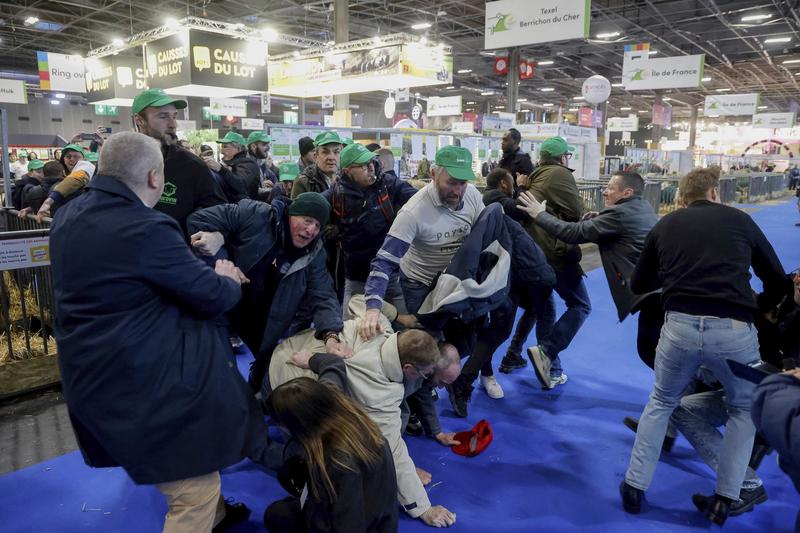 Fermieri francezi care intră în târgul agricol, Foto: Ludovic Marin / AP / Profimedia