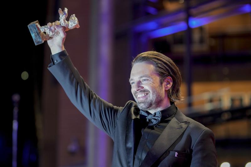 Sebastian Stan, premiat cu Ursul de Argint pentru cea mai bună interpretare în rol principal, Foto: Markus Schreiber / AP / Profimedia