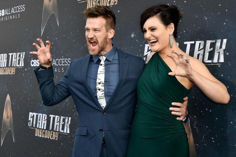 Mitchell alaturi de actrita Mary Chieffo, una dintre colegele sale din serialul „Star Trek: Discovery”, Foto: Rob Latour / Shutterstock Editorial / Profimedia