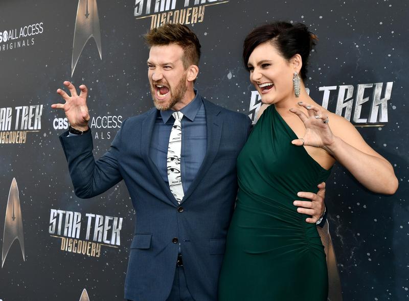 Mitchell alaturi de actrita Mary Chieffo, una dintre colegele sale din serialul „Star Trek: Discovery”, Foto: Rob Latour / Shutterstock Editorial / Profimedia