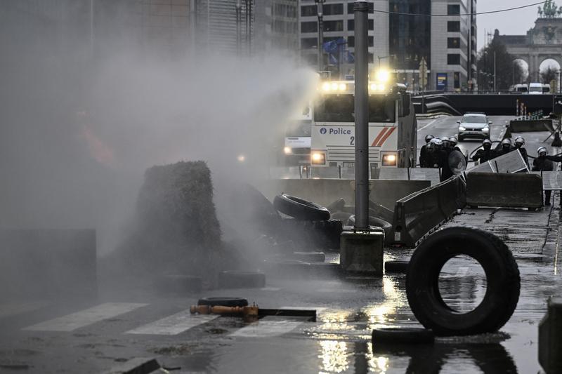 protest al fermierilor in Bruxelles / Politistii au folosit tunuri de apa, Foto: JOHN THYS / AFP / Profimedia