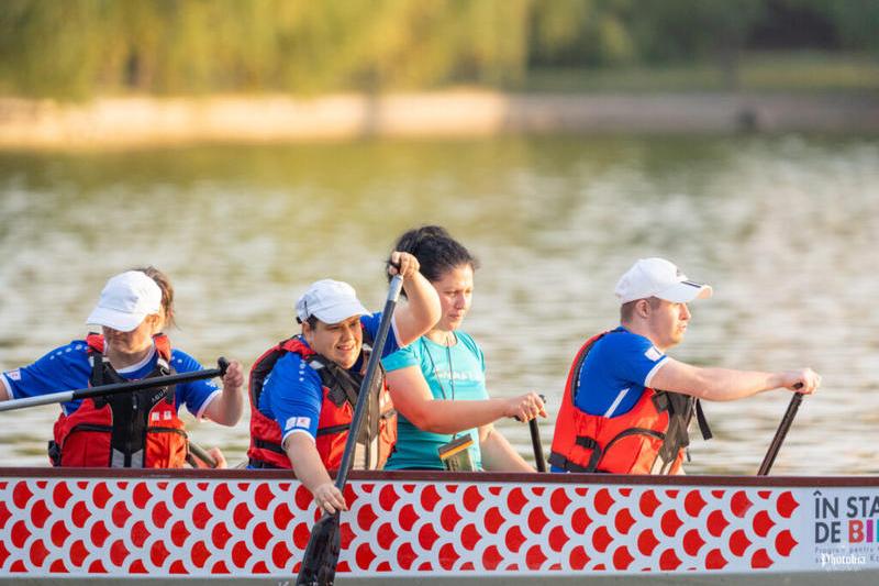 Ileana vâslește în Dragon Boat, alături de antrenoarea Cristina, care a ajutat-o să se simtă bine pe apă, Foto: Kayak Champions