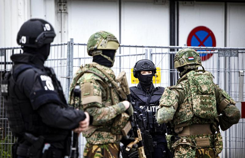 Inclusiv militari au fost adusi pentru a pazi sala de judecata in care a avut loc procesul lui Ridouan Taghi , Foto: Ramon van Flymen / AFP / Profimedia