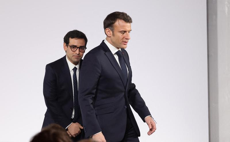 Emmanuel Macron alaturi de Stephane Sejourne, ministrul sau de externe, Foto: Dominique Jacovides / AFP / Profimedia Images