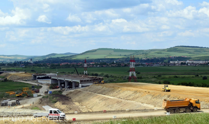 Lucrari pe santierul Autostrazii A 3 Ungheni-Targu Mures, Foto: Agerpres