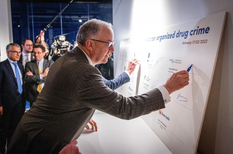 Ahmed Aboutaleb (in prim-plan) la semnarea unui acord intre Olanda si Belgia pentru combaterea in comun a traficului de droguri, Foto: Hollandse Hoogte / Shutterstock Editorial / Profimedia