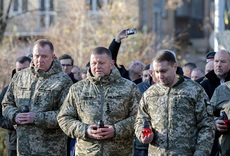 Generalii Kirilo Budanov (dreapta) si Valeri Zalujnii (centru) in noiembrie 2023, Foto: Ukrinform / Shutterstock Editorial / Profimedia