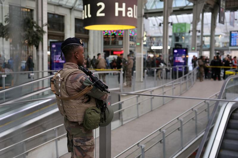 Un soldat francez în Gare de Lyon din Paris după un atac cu cuțit, Foto: Thomas SAMSON / AFP / Profimedia