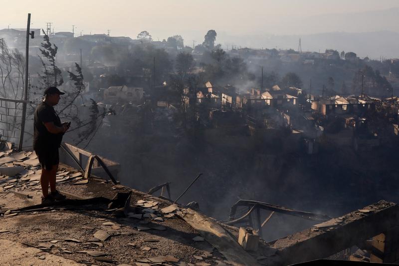 Sute de case distruse în urma incendiilor de pădure în staţiunea Vina del Mar din Chile, Foto: Lucas Aguayo Araos / AFP / Profimedia