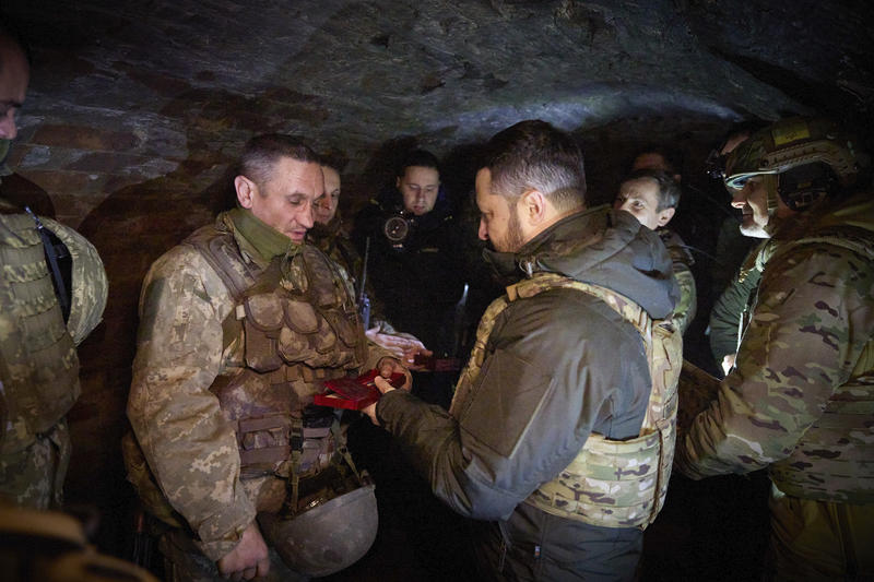 Volodimir Zelenski a vizitat trupele de pe linia frontului, Foto: Ukrainian Presidential Press Office / AP / Profimedia