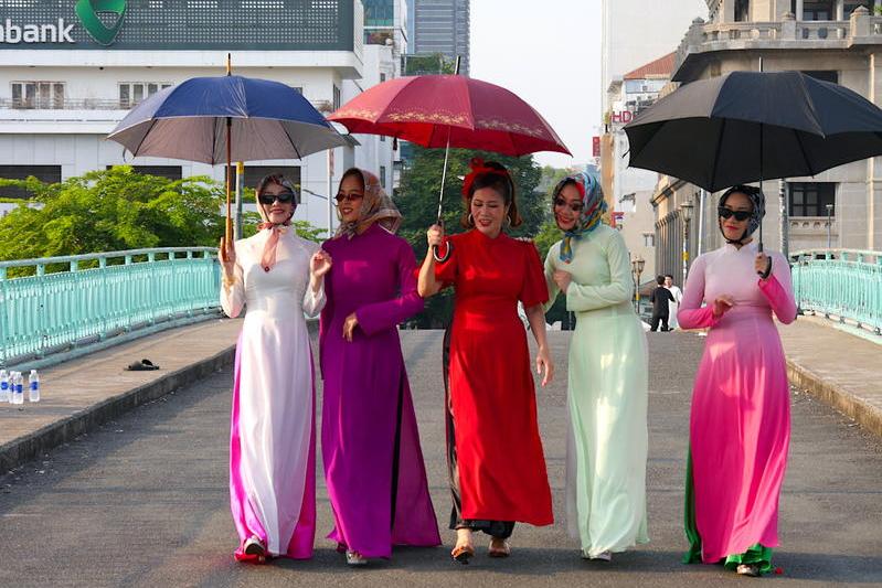 Femei din Saigon care pozează, îmbrăcate în haine tradiționale vietnameze, Foto: Hotnews