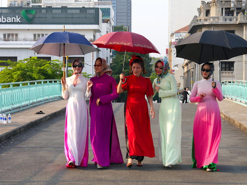 Femei din Saigon care pozează, îmbrăcate în haine tradiționale vietnameze, Foto: Hotnews