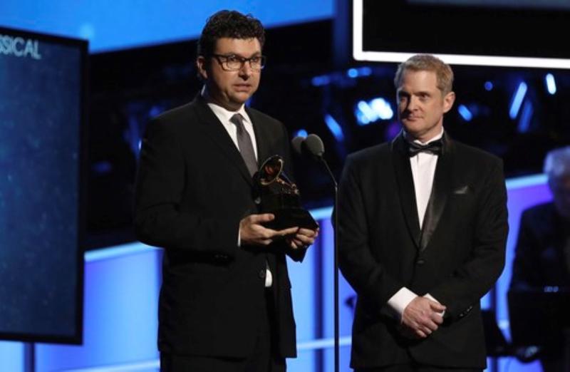 Serban Ghenea, stânga, câștigător Grammy în calitate de inginer de sunet la albumul Midnights al lui Taylor Swift, Foto: Matt Sayles / AP / Profimedia