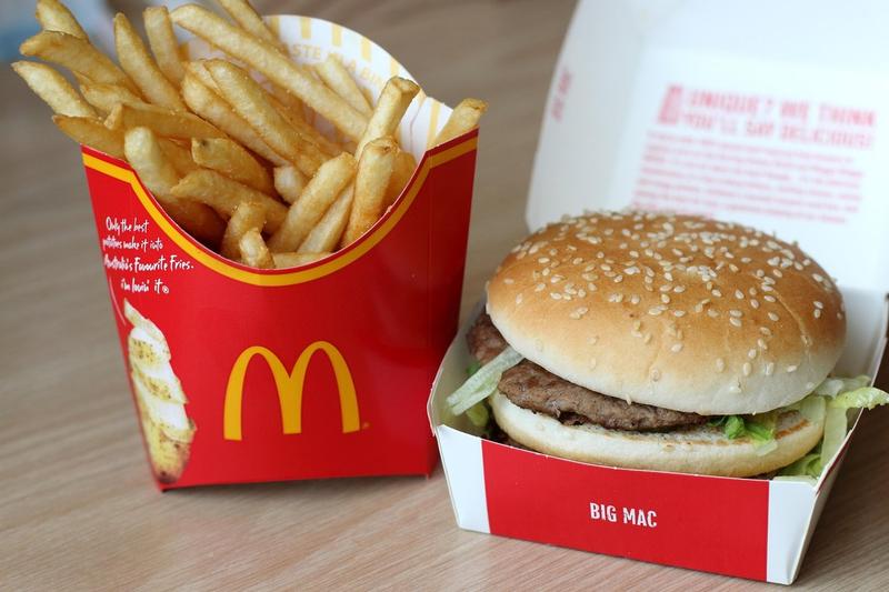 Hamburger si cartofi prajiti serviti la McDonald's, Foto: Fir Mamat / Alamy / Profimedia Images