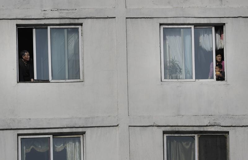 Nord-coreeni la fereastră într-un bloc din Phenian, Foto: Wong Maye-E / AP / Profimedia