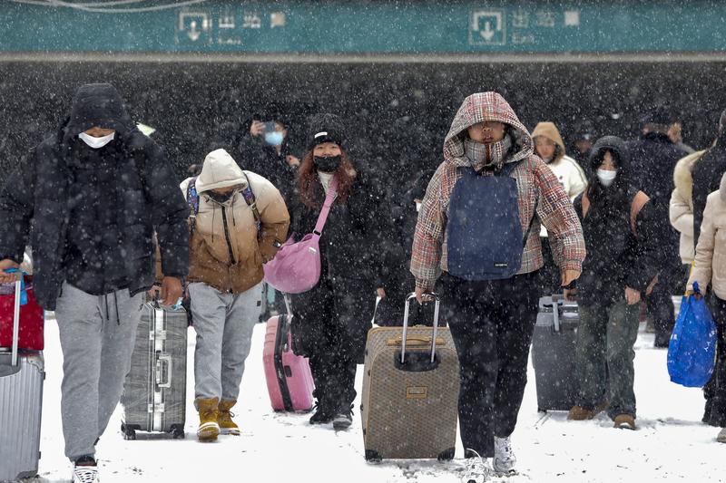 Milioane de chinezi înfruntă vremea geroasă pentru a călători acasă înainte de Anul Nou Chinezesc, Foto: CHINATOPIX / AP / Profimedia