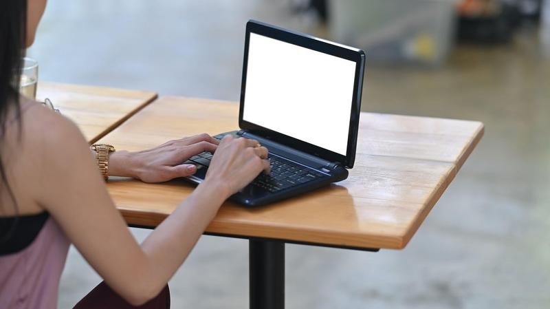 Femeie la laptop, Foto: Prathan Chorruangsak / Alamy / Alamy / Profimedia