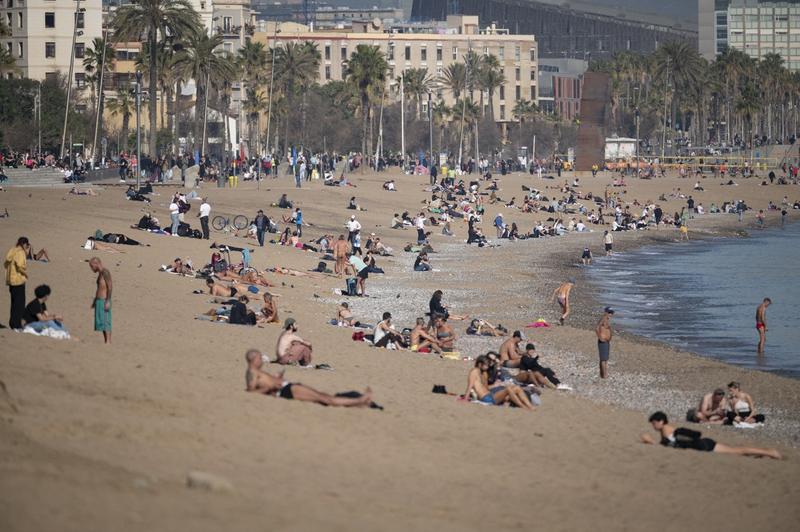 Spaniolii din Barcelona au iesit la plaja in ianuarie, Foto: Josep LAGO / AFP / Profimedia