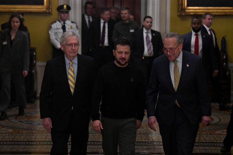 Presedintele Volodimir Zelenski alaturi de liderii Senatului american, republicanul Mitch McConnell si democratul Chuck Schumer, Foto: Carol Guzy / Zuma Press / Profimedia Images