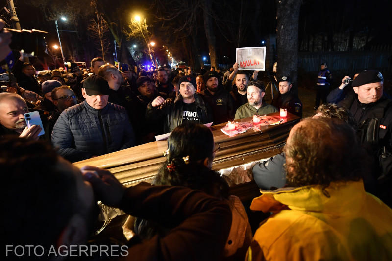 Protest organizat de AUR împotriva comasării alegerilor locale cu alegerile europarlamentare, în fața sediului PSD, Foto: AGERPRES