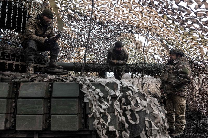 Soldați ucraineni pe un tanc în zona Bahmut, Foto: AA/ABACA / Abaca Press / Profimedia
