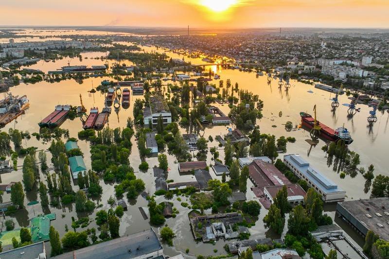 Inundațiile de proporții după distrugerea barajului de la Nova Kakhovka, din Herson, Foto: Shutterstock / SmirnovPilot