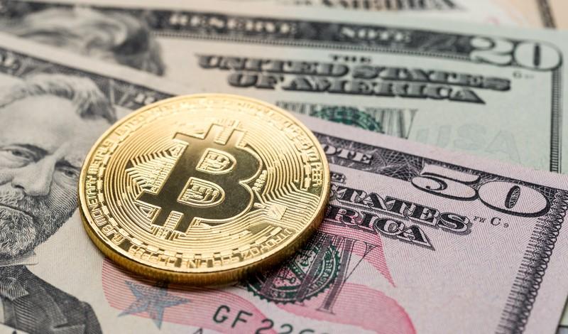 Bitcoin și dolari americani, Foto: © Zerbor | Dreamstime.com