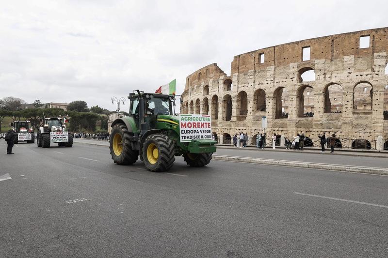 ​Agricultorii italieni au protestat la Roma, defilând cu tractoare de-a lungul Colosseumului, Foto: RICCARDO DE LUCA / AFP / Profimedia