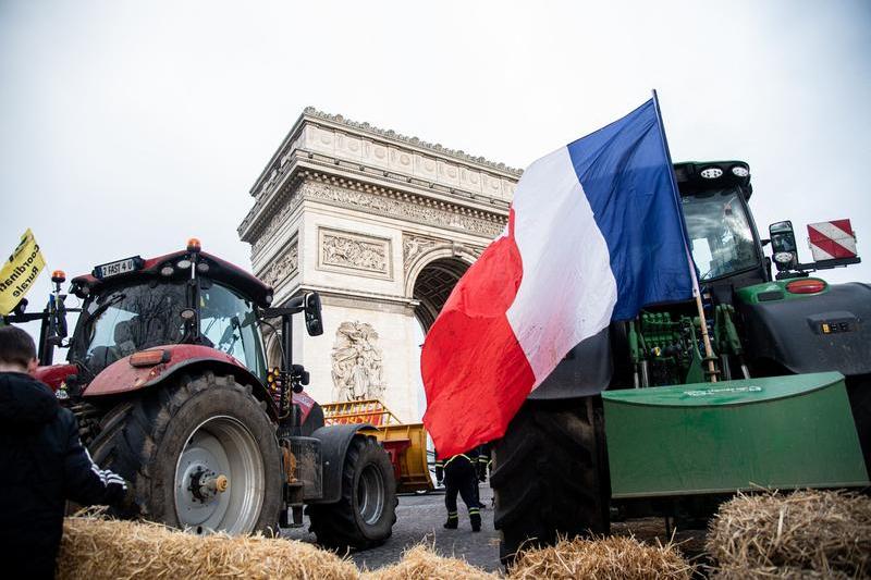 Fermierii francezi au blocat circulația cu tractoare și baloți la Arcul de Triumf din Paris, Foto: Poitout Florian/ABACA/Shuttersto / Shutterstock Editorial / Profimedia