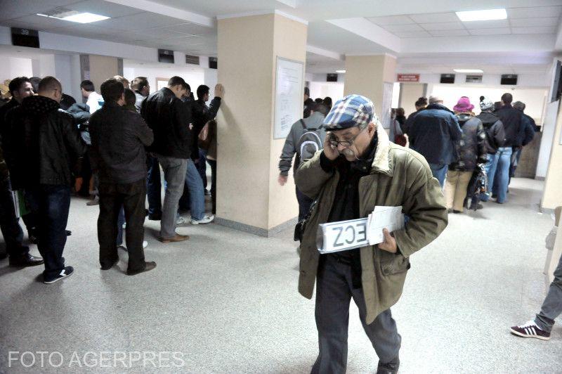 Coada la inmatriculari auto, Foto: AGERPRES