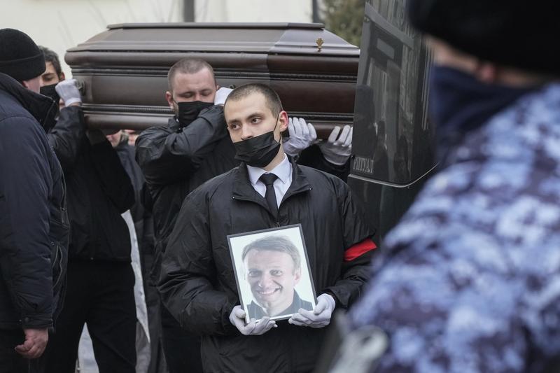 Sicriul lui Alexei Navalnîi este transportat spre cimitir după o slujbă scurtă la o biserică din Moscova, Foto: AP / AP / Profimedia
