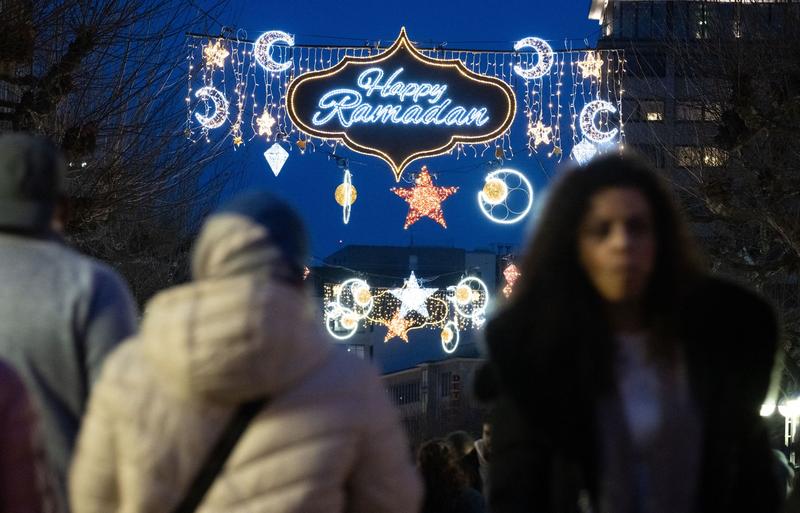 Lumini festive cu ocazia Ramadanului, la Frankfurt, Foto: BORIS ROESSLER / AFP / Profimedia