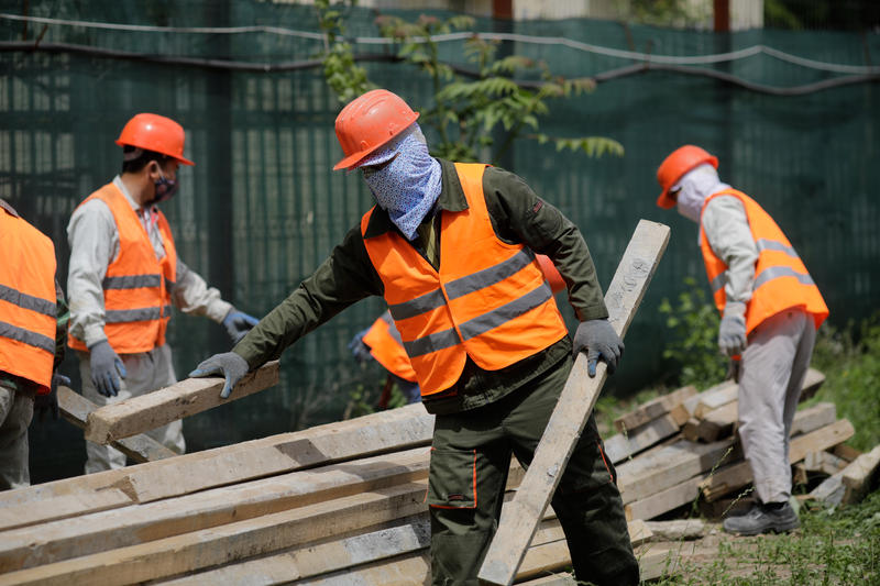 Muncitori pe șantier, Foto: Inquam Photos / George Călin