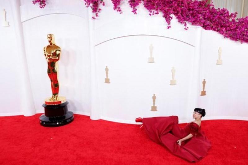 Actrita Liza Koshy a căzut pe covorul rosu, la premiile Oscar 2024, Foto: JOHN ANGELILLO / UPI / Profimedia