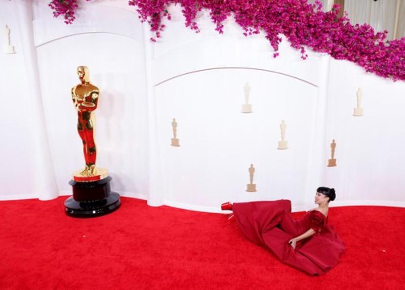 Actrita Liza Koshy a căzut pe covorul rosu, la premiile Oscar 2024, Foto: JOHN ANGELILLO / UPI / Profimedia