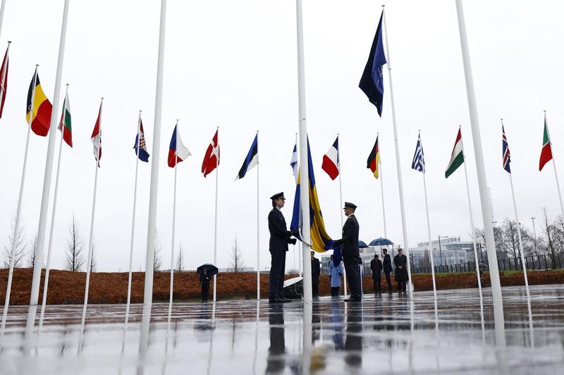 Steagul Suediei a fost arborat la sediul NATO de la Bruxelles, Foto: Kenzo TRIBOUILLARD / AFP / Profimedia