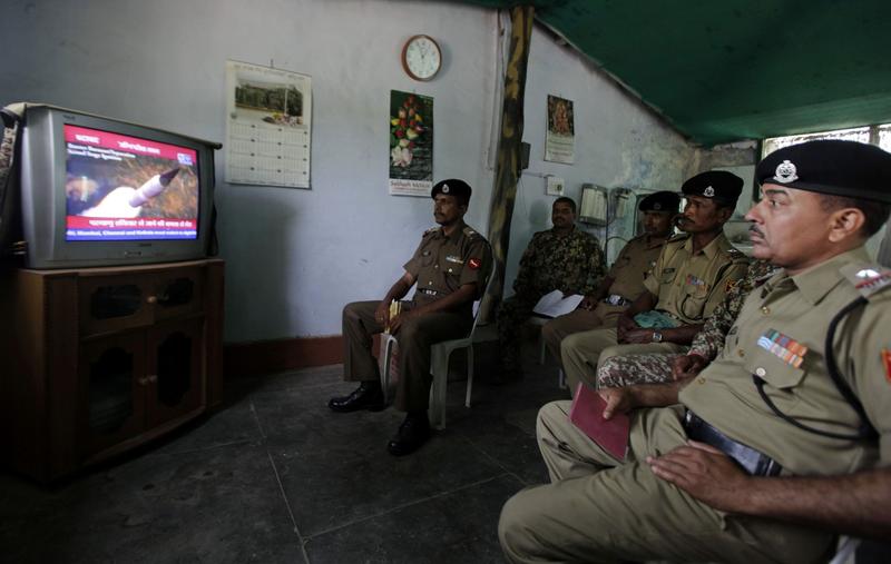 Militari indieni urmarind lansarea unei rachete Agni-V, Foto: Altaf Qadri / AP / Profimedia