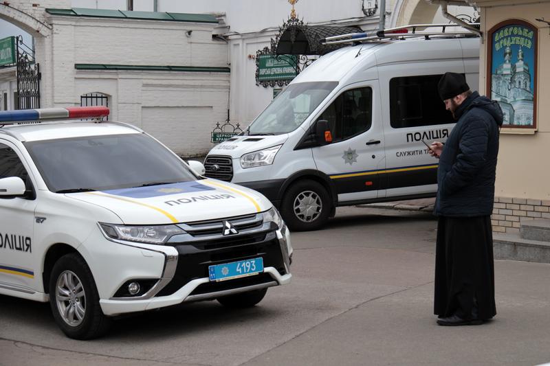 un preot si masini ale politiei la Lavra Pecerska dupa ce Biserica afiliata Moscovei a fost obligata sa paraseasca manastirea, Foto: Eugen Kotenko / Avalon / Profimedia
