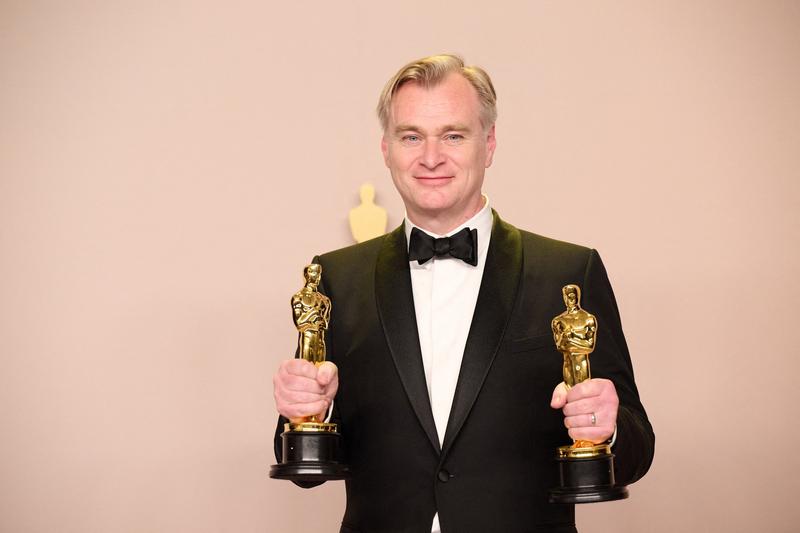 Regizorul Christopher Nolan cu cele doua statuete Oscar castigate pentru „Oppenheimer”, Foto: WALTER / Bestimage / Profimedia