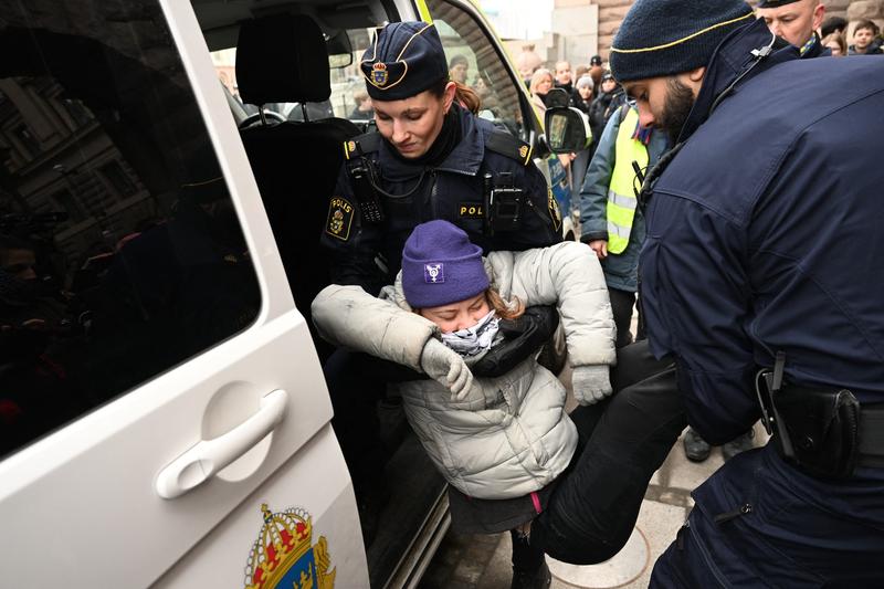 Greta Thunberg a fost ridicata de politia suedeza din fata parlamentului, Foto: Fredrik SANDBERG / AFP / Profimedia