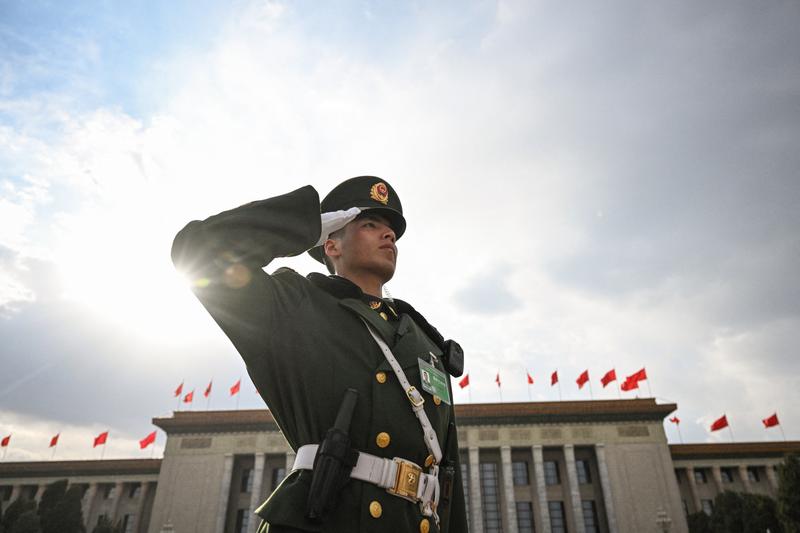 Polițist chinez lângă Marea Sală a Poporului, unde a avut loc Al 14-lea Congres Național al Poporului, Foto: Jade GAO / AFP / Profimedia