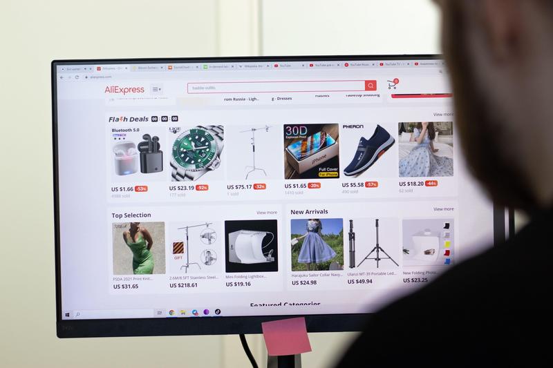 La cumparaturi pe AliExpress, Foto: Postmodern Studio / Alamy / Profimedia Images
