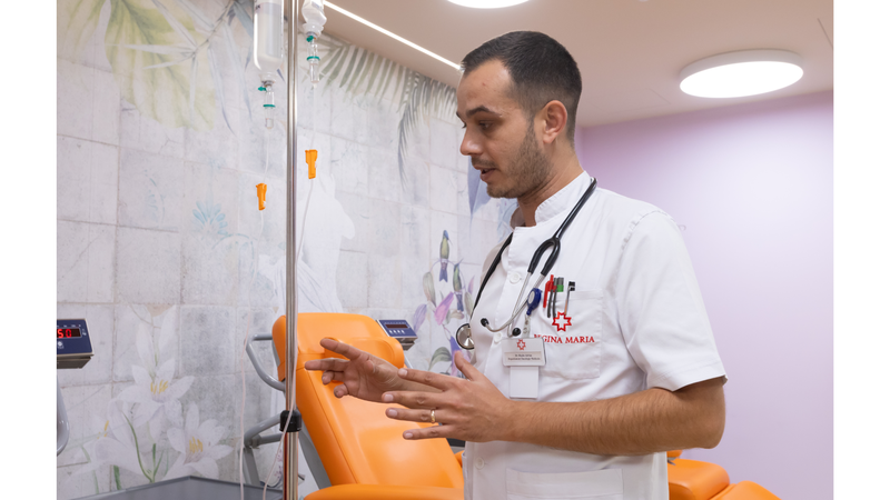 Dr. Adrian Hajdu, medic oncolog la Spitalul Regina Maria Brașov, spune că pacientele depistate în stadiile incipiente de cancer mamar au șanse mari de vindecare, Foto: Regina Maria