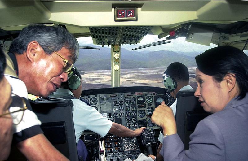 Punongbayan alături de președinta Gloria Arroyo, în apropiere de Pinatubo, Foto: AFP / AFP / Profimedia