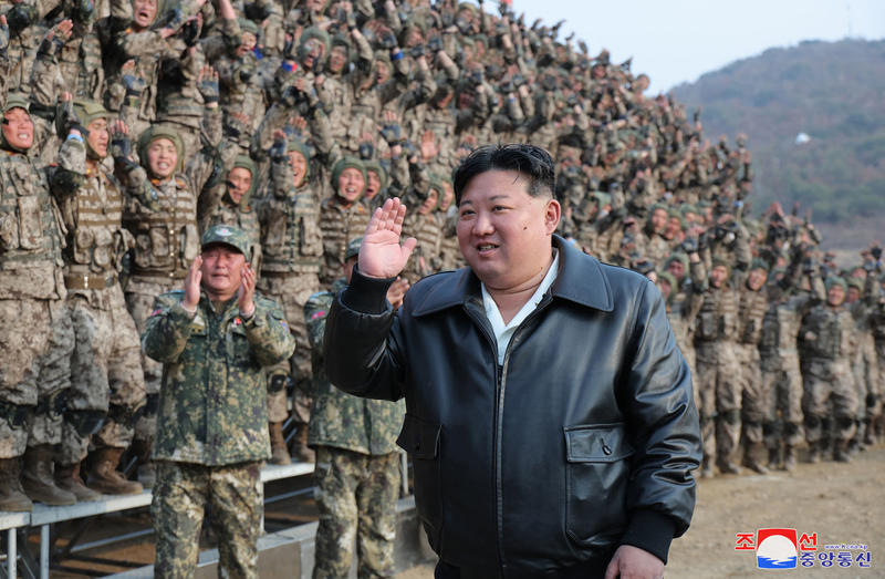 Kim Jong Un a supravegheat exerciții militare, Foto: STR / AFP / Profimedia