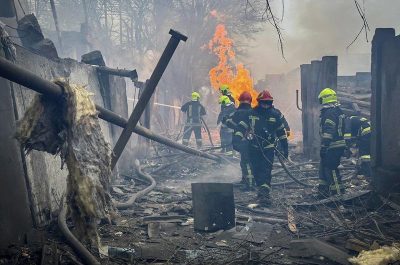 Pompierii ucraineni au stins incendiul cauzat de atacul rusesc cu rachete în Odesa, Foto: Handout / AFP / Profimedia