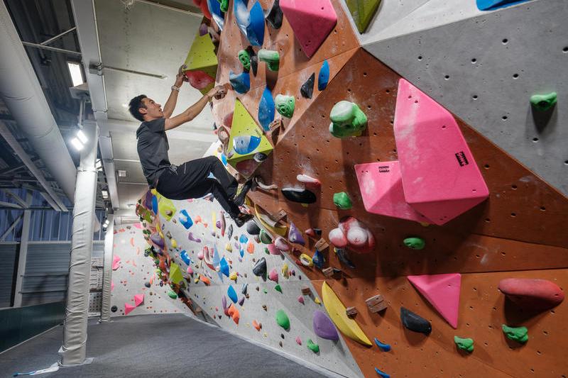 Andrei la bouldering în sala de sport, Foto: Cosmin Bumbuț