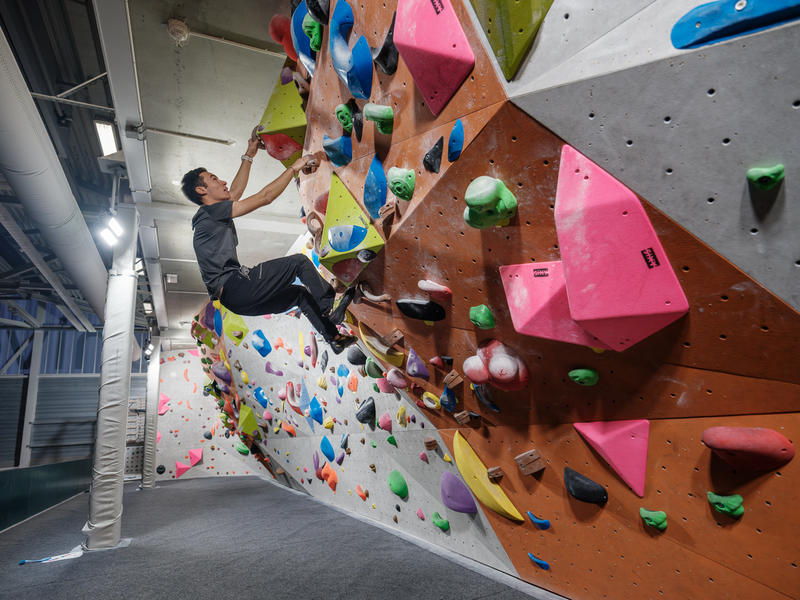 Andrei la bouldering în sala de sport, Foto: Cosmin Bumbuț