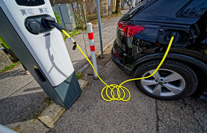 Mașina electrică la stația de încărcare, Foto: Rolf Poss / imago stock&people / Profimedia